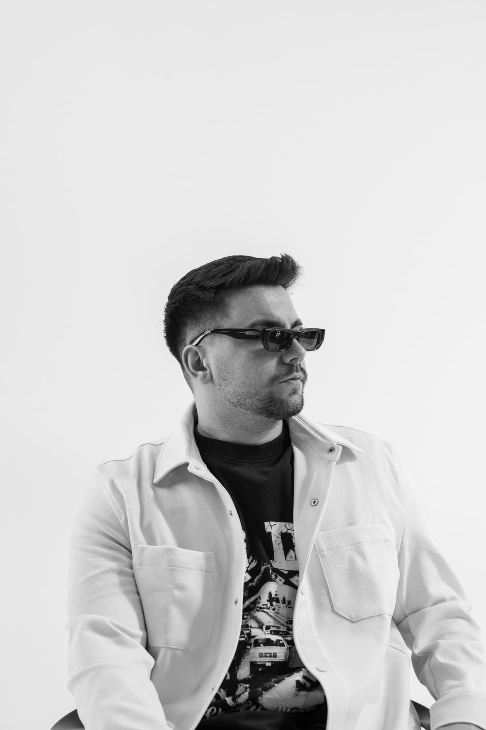 DJ MVM Editorial-Portrait mit Sonnenbrille