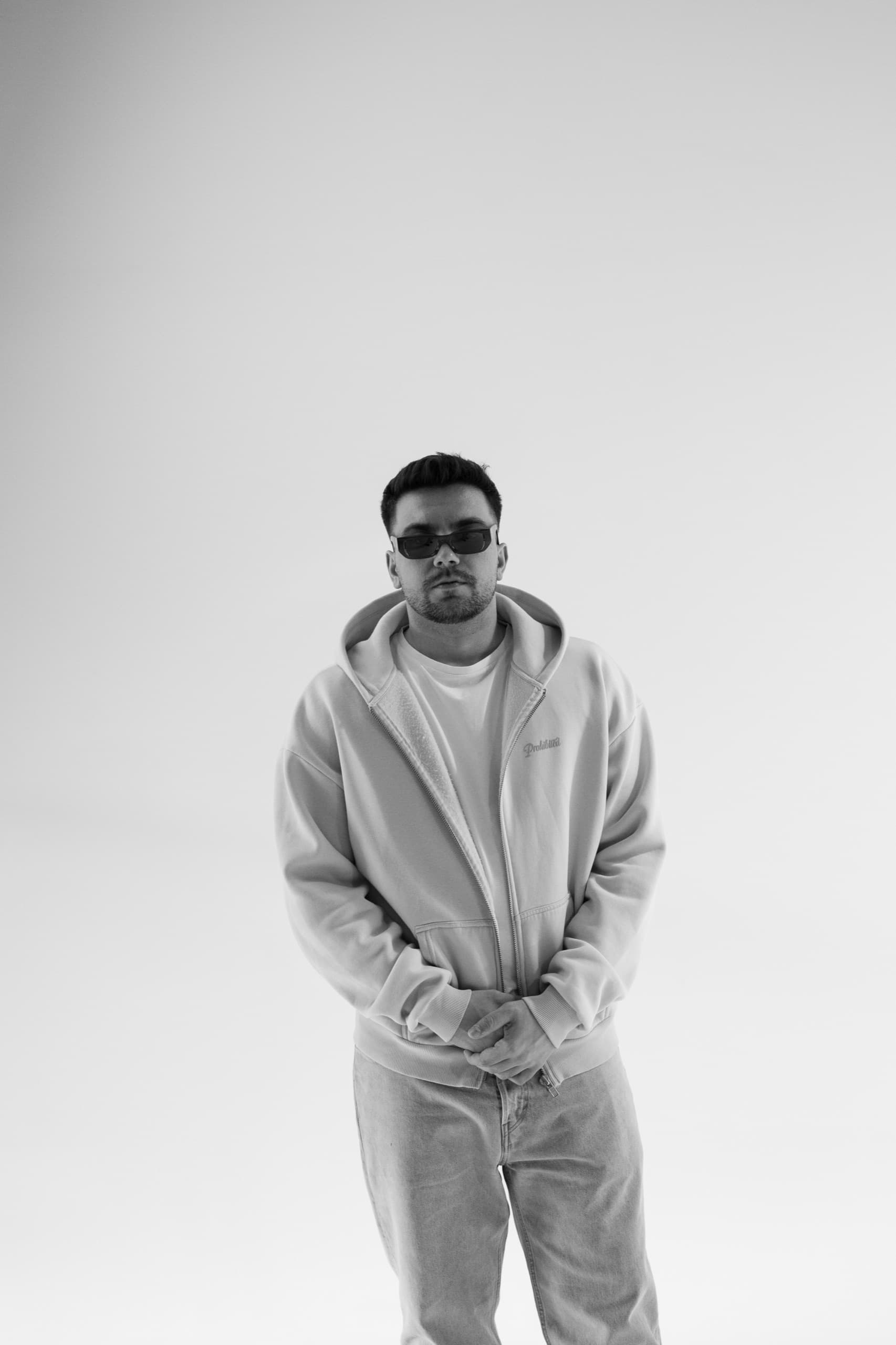 DJ MVM Portrait mit Sonnenbrille im Studio