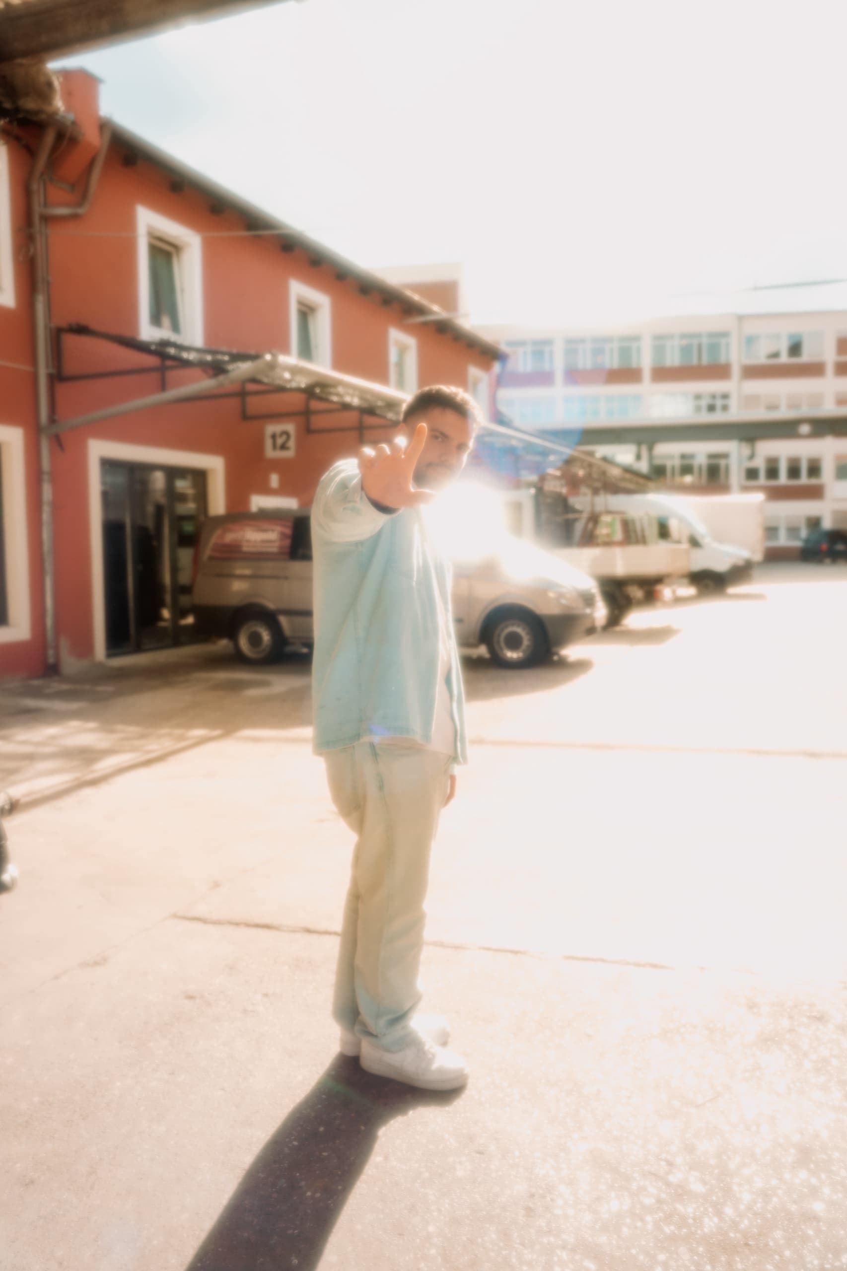 DJ MVM im Gegenlicht der Sonne