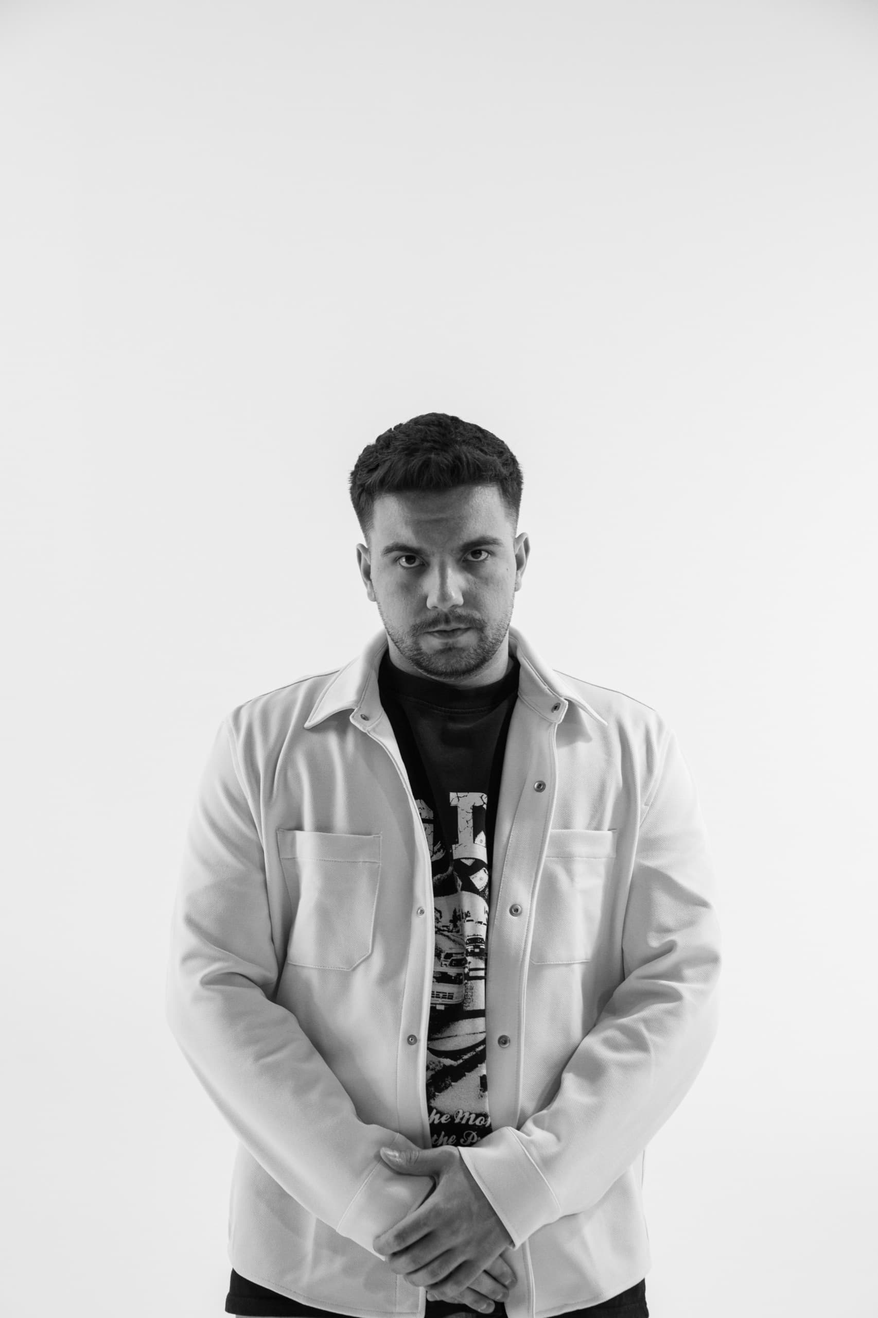 DJ MVM Portrait in weißem Hemd
