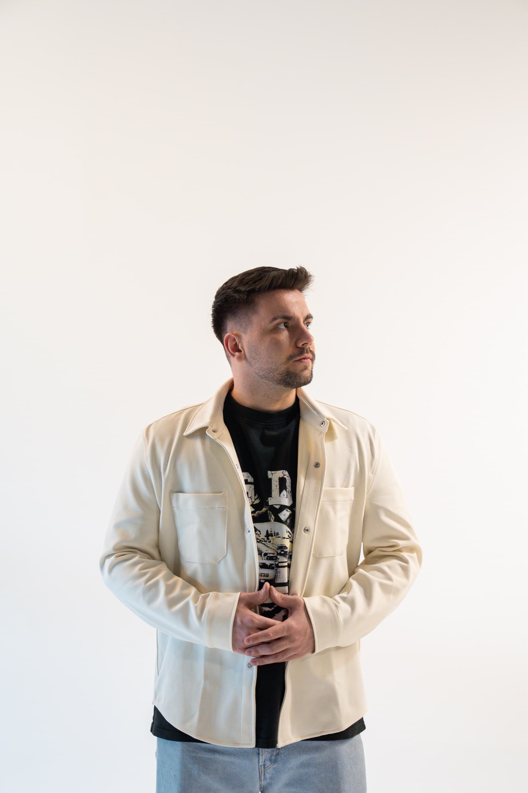 DJ MVM Portrait in cremefarbener Jacke